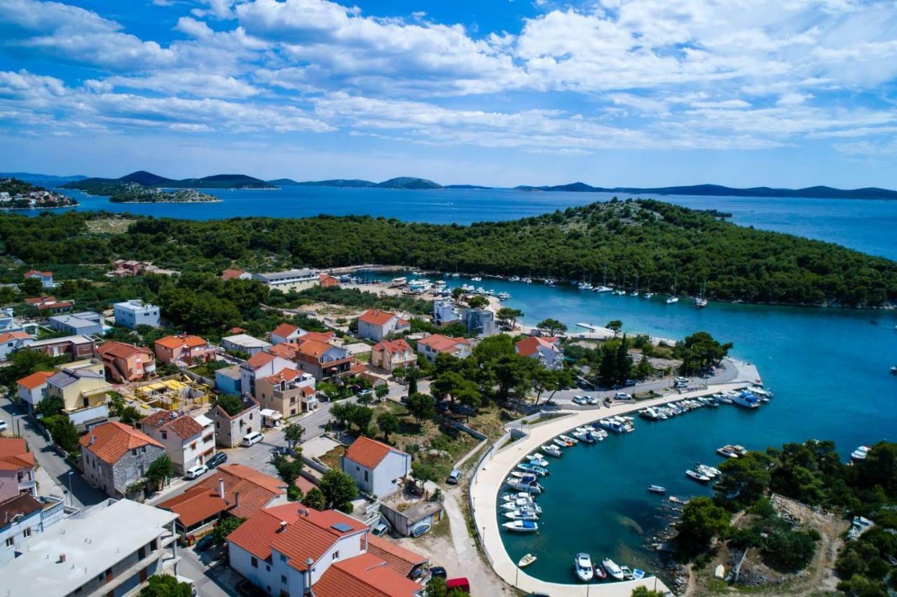Apartmani Vinko Tribunj-Sovlje Tribalj Exteriör bild
