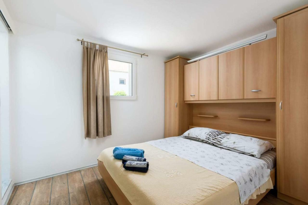 Apartmani Vinko Tribunj-Sovlje Tribalj Exteriör bild