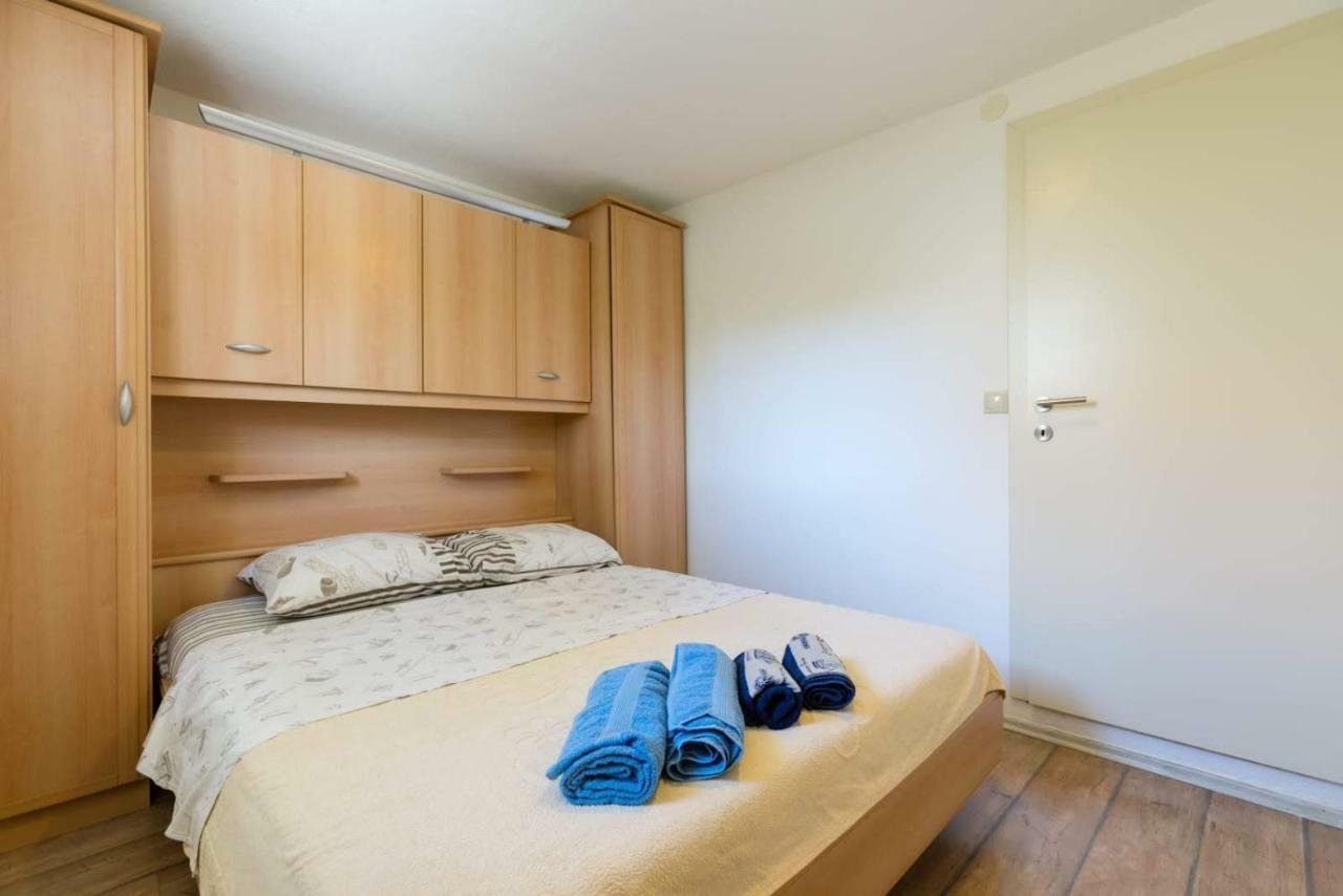 Apartmani Vinko Tribunj-Sovlje Tribalj Exteriör bild